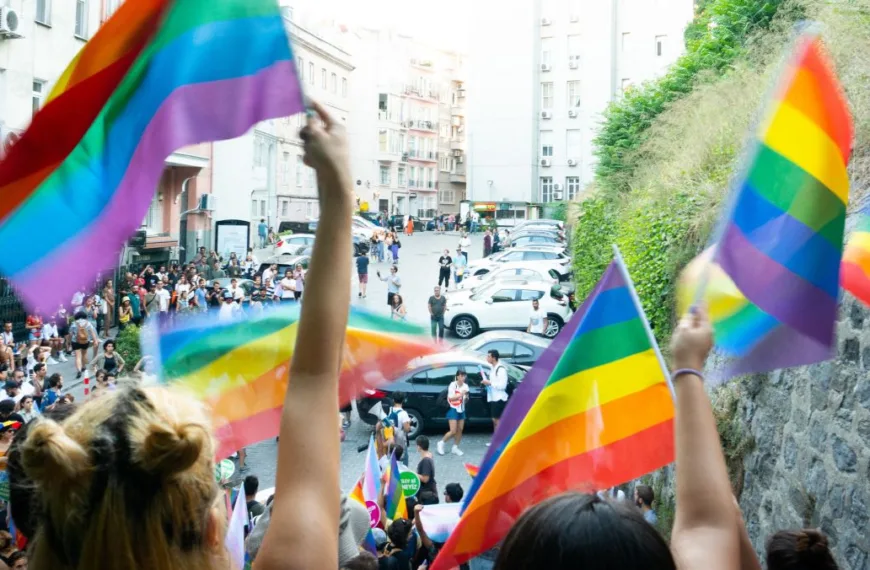 LGBTİ+ Mücadelesi̇ Hak Kazanımlarından Mı İbaret??